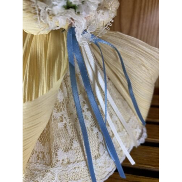 EUC Vtg Nan’s corn husk dolls, Bride W/bouquet, 1991, Lace, Curled Hair, Unique - Picture 3 of 11